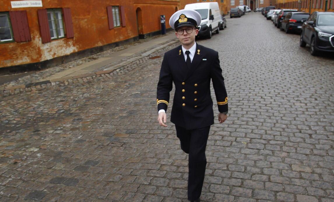 Mathias foran Forsvarets lejeboliger i Nyboder, hvor han bor med sin kæreste.