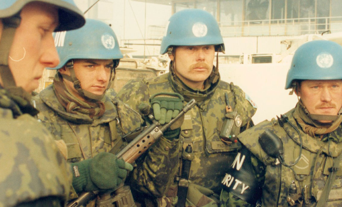 Danske FN-soldater på vagt i den belejrede by Sarajevo i januar 1993. FN-soldaterne er en del af United Nations Protection Force (UNPROFOR).  De er fra det danske Hovedkvarterskompagni, der havde eskorteopgaver i området. Det foregik under borgerkrigen i Bosnien-Herzegovina.