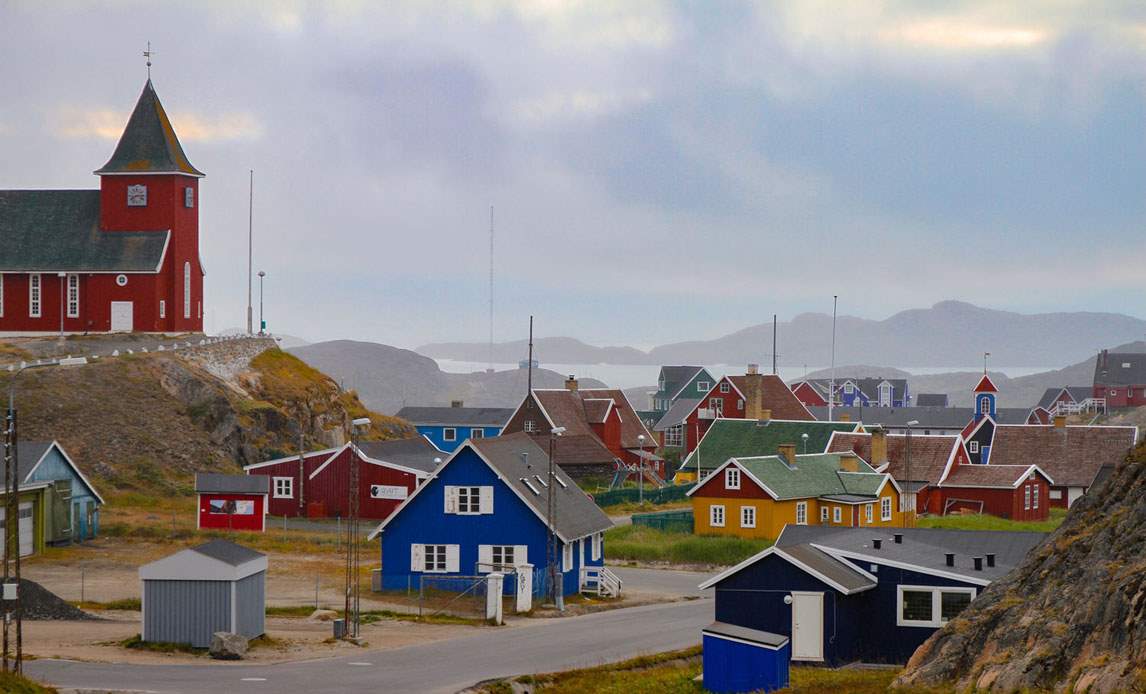 Grønlandsk by og landskab