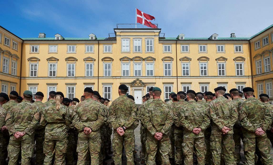 Gruppe af soldater fotograferet med ryggen til i gården på Frederiksberg Slot.