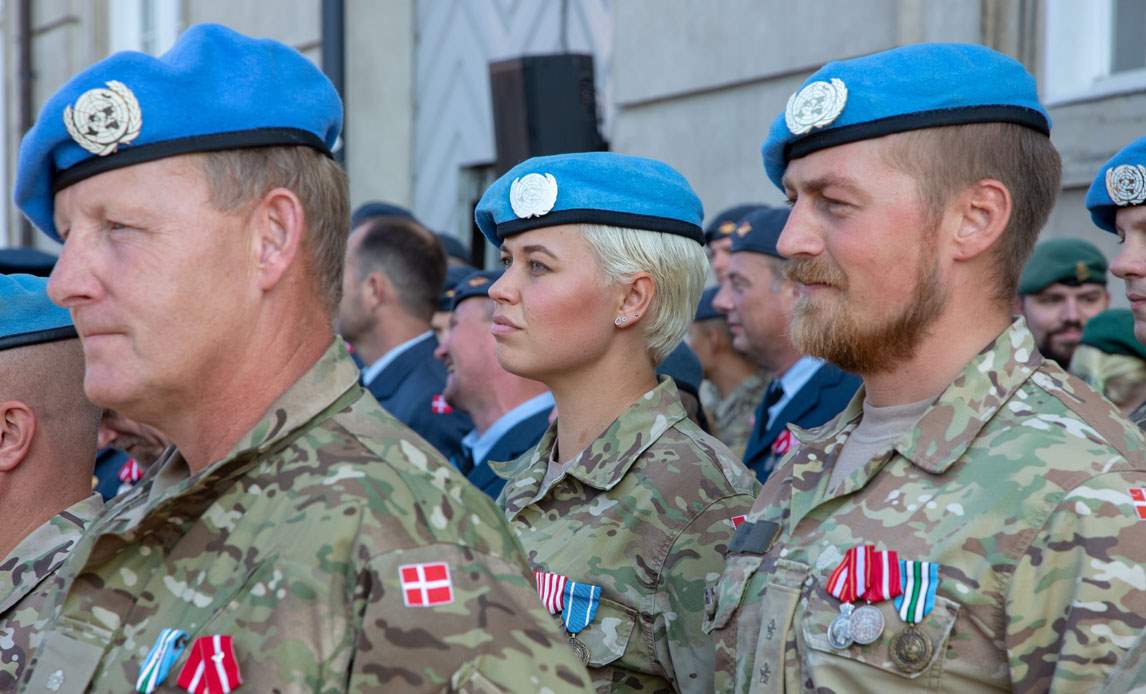 Udsendte for FN ved Den officielle flagdagsparade på den 5. september 2018 på Thorvaldsens Plads. I billedet ses tydeligst en kvindelig soldat og to mandlige soldater.