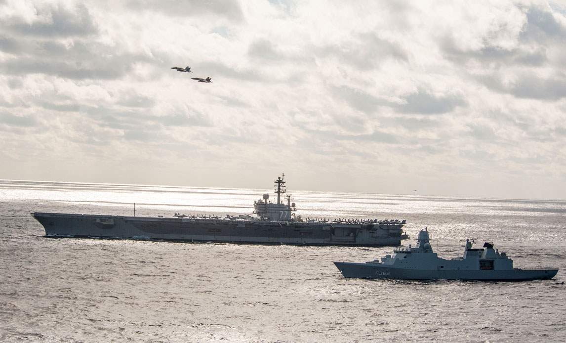 Fregatten F362 Peter Willemoes og hangarskibet USS George H.W. Bush fotograferet 16. december 2016 i Atlanterhavet under øvelsen CX2, hvor fregatten var med Carrier Strike Group 2.