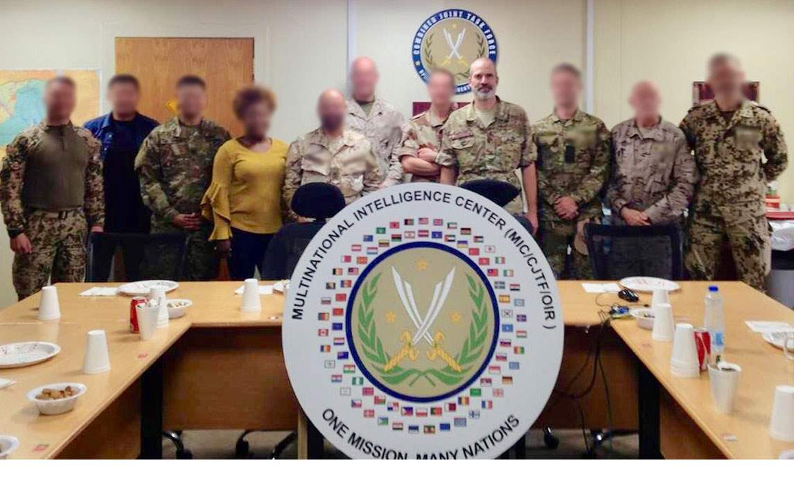 Gruppebillede fra hovedkvarteret for Operation Inherent Resolve i Kuwait