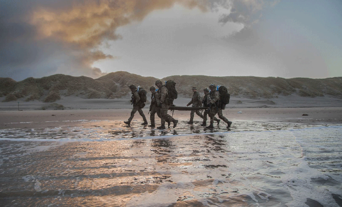 Konstabeleleverne ved Trænregimentet på feltøvelse ved strand