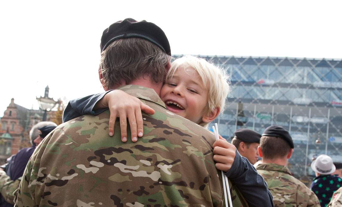 En soldat krammer sit barn på Flagdagen på Rådhuspladsen i København.