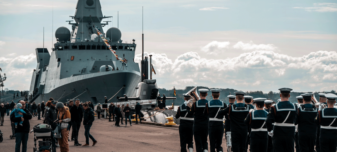 Fregatten Peter Willemoes ved kaj i Fredericia. I forgrunden spiller Søværnets Tamburkorps