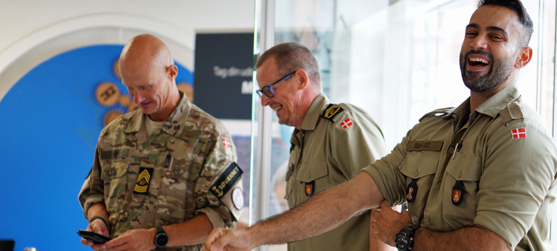 Tre militære medarbejdere til karrieremesse i Høng, der griner og smiler til kameraet.