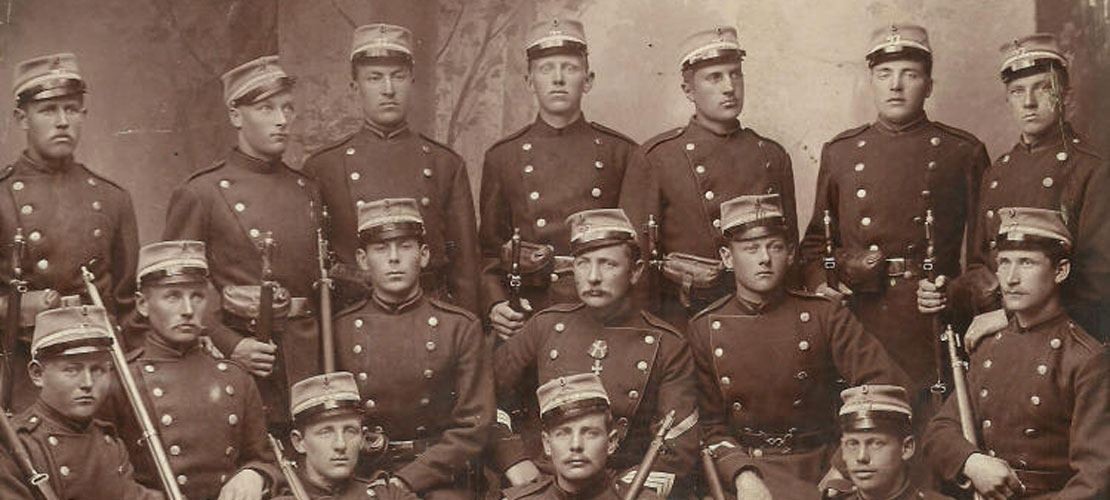 Et gruppebilledet fra 1880'erne af 16 unge soldater i uniform og med våben