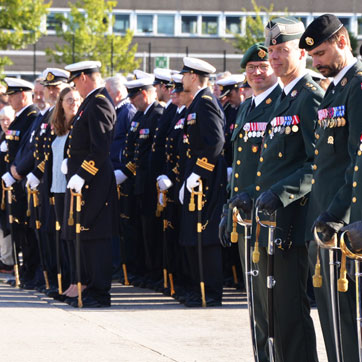 Flagdagsparade 2022 i Ballerup. På billedet ses de første par rækker af paraden, der især udgøres af officerer fra Hæren og Søværnet.