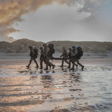 Konstabeleleverne ved Trænregimentet på feltøvelse ved strand