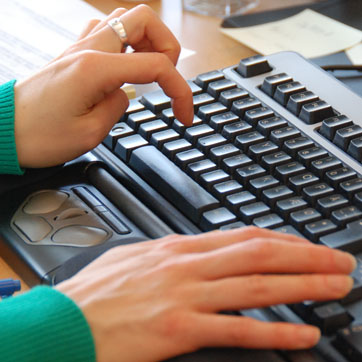 Medarbejder taster på et tastatur