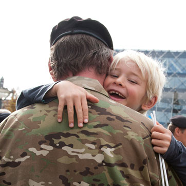 En soldat krammer sit barn på Flagdagen på Rådhuspladsen i København.