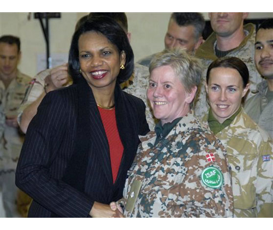 Dorte og den amerikanske forsvarsminister under Præsident George W. Bush, Condoleezza Rice trykker hånd. Fotograferet ved ISAF i Afghanistan.